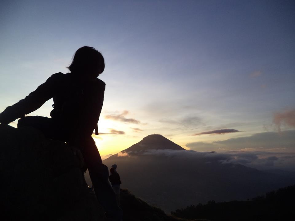 Berburu Matahari Terbit di Bukit Njelir