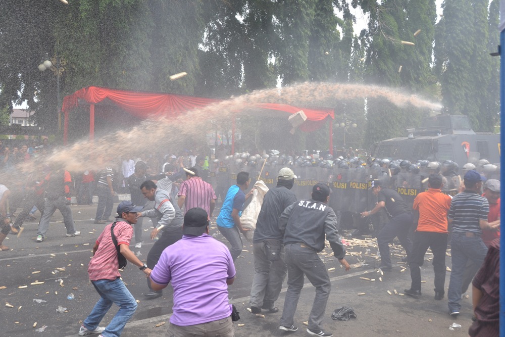 Polisi Bubarkan Unjuk Rasa Pakai Water Cannon.
