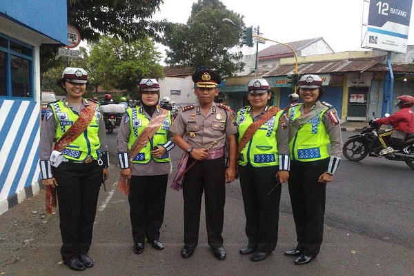 Peringati Hari Batik, Polisi Gunakan Atribut Selendang Batik.