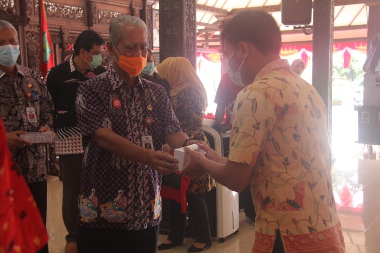 65 HP dan Kartu Perdana Dibagikan Guna Tingkatkan Keaktifan Media Sosial OPD