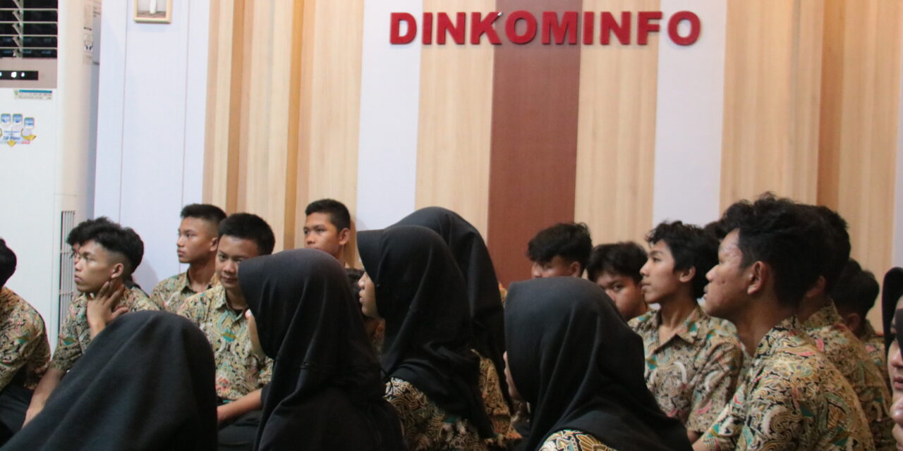 36 SISWA SMKN 1 PURBALINGGA BELAJAR DI DINKOMINFO